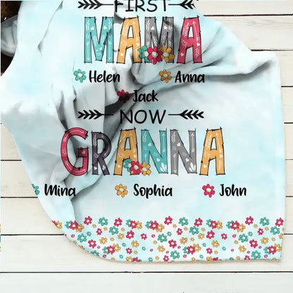 Personalized Grandma Fleece Throw Blanket/Quilt - Up to 4 Kids And 8 Grandkids - Mother's Day Gift Idea for Grandma - First Mom Now Nana Kid And Grandkids Flower Pattern