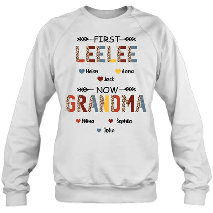 Personalized Grandma T-shirt/Long Sleeve/Sweatshirt/Hoodie - Up to 4 Kids And 8 Grandkids - Mother's Day Gift Idea for Grandma - First Mom Now Nana Kid And Grandkids Flower Pattern